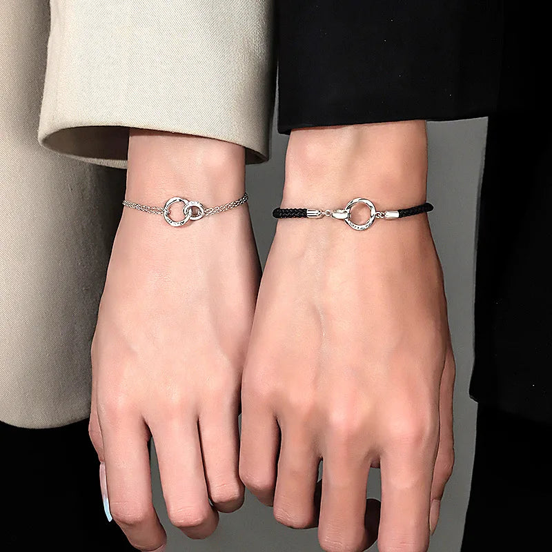 Exquisite couple bracelet with a pair of interlocking rings