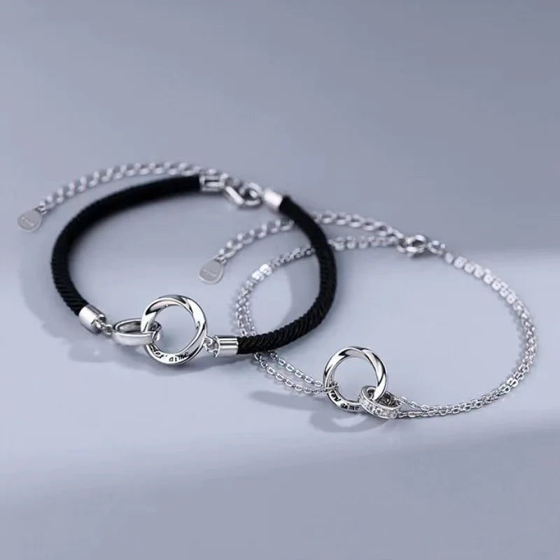 Exquisite couple bracelet with a pair of interlocking rings