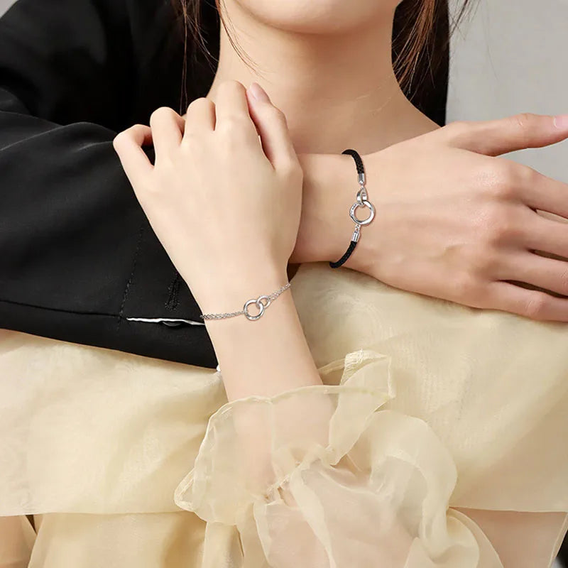 Exquisite couple bracelet with a pair of interlocking rings